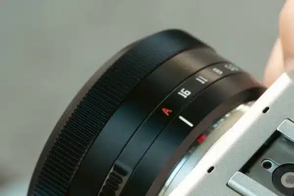 Vòng khẩu độ của TTArtisan 27mm f2.8 cũng bao gồm vị trí 'A' (Automatic), cho phép người dùng kiểm soát khẩu độ trực tiếp qua thân máy