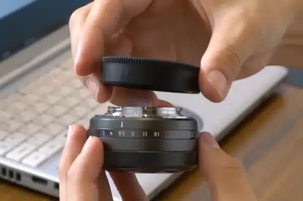 Ống kính TTArtisan 27mm nổi bật nhờ kích thước siêu nhỏ gọn, là đặc trưng của dòng ống kính pancake