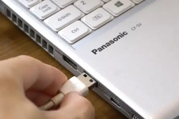 Để duy trì thiết kế pancake siêu mỏng, TTArtisan đã áp dụng một giải pháp kỹ thuật độc đáo: giao diện nâng cấp firmware được đặt ngay trên nắp lưng ống kính (rear lens cap) qua cổng USB-C