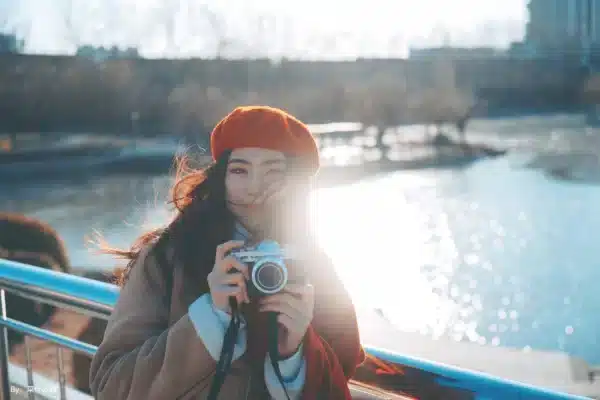 Với tiêu cự 27mm trên cảm biến APS-C, TTArtisan 27mm mang lại góc nhìn tương đương khoảng 40.5mm trên định dạng Full-Frame