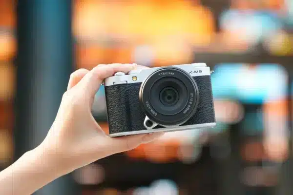 Mặc dù nhanh, tốc độ AF không phải là "blazing-fast" (nhanh như chớp). Tốc độ AF của TTArtisan 27mm đã được người dùng nhận xét là "noticeably slower" (chậm hơn đáng kể) so với phiên bản của Fuji