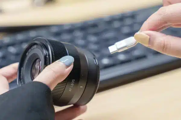 Một yếu tố cốt lõi xây dựng niềm tin (Trustworthiness) của người dùng đối với TTArtisan AF 35mm F1.8 Ⅱ là hệ thống hỗ trợ firmware sáng tạo. Thay vì phải dựa vào docking station, ống kính này sử dụng một tính năng tích hợp: cổng USB Type-C được đặt ngay trên nắp ống kính