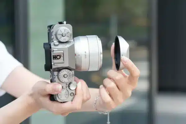 Về mặt cơ học, TTArtisan AF 35mm F1.8 Ⅱ gây ấn tượng mạnh mẽ với cấu trúc hoàn toàn bằng kim loại