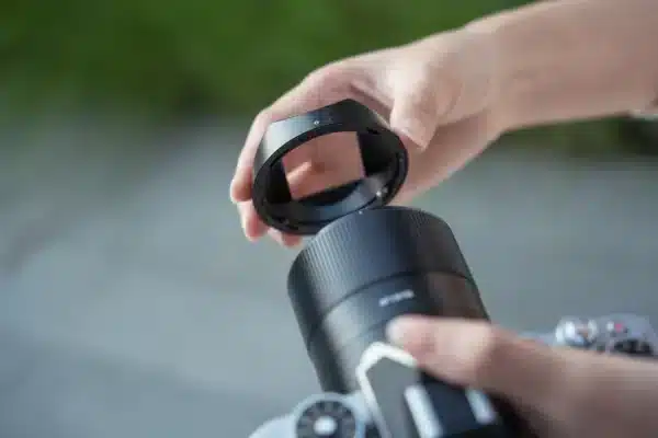 TTArtisan 56mm F1.8 được trang bị vòng lấy nét thủ công hoạt động mượt mà. Tuy nhiên, một chi tiết thiết kế đáng chú ý là sự thiếu vắng vòng khẩu độ vật lý