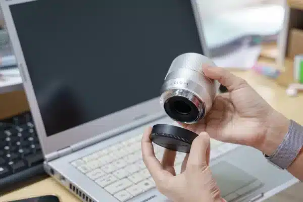 Điểm đặc biệt giúp nâng cao uy tín (Trustworthiness) của sản phẩm là việc tích hợp một tính năng hiếm thấy ở phân khúc ống kính giá rẻ: Cổng USB-C trên nắp sau