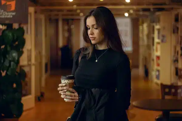 Khoảng cách lấy nét tối thiểu (MFD) của TTArtisan AF 56mm F1.8 là 0.5 mét. Đây là một lợi thế quang học quan trọng