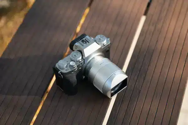 Tiêu cự 56mm trên cảm biến APS-C cung cấp góc nhìn tương đương với ống kính 84mm trên định dạng Full Frame