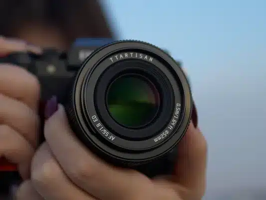 Trong khi Sigma 56mm F1.4 có giá ước tính khoảng $400 USD, giá của TTArtisan chỉ nằm trong khoảng $129–$158 USD