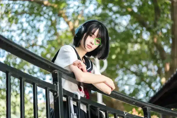 Ống kính TTArtisan AF 56mm F1.8 sử dụng cấu trúc Động cơ Bước (Stepper Motor - STM) kết hợp với kiểu Vít Chì (Lead Screw)