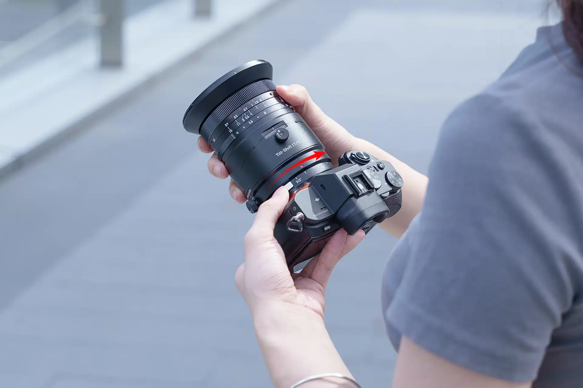 Cơ chế xoay 360° với các điểm dừng mỗi 15° giúp thao tác nghiêng – dịch chuyển linh hoạt theo mọi hướng chụp