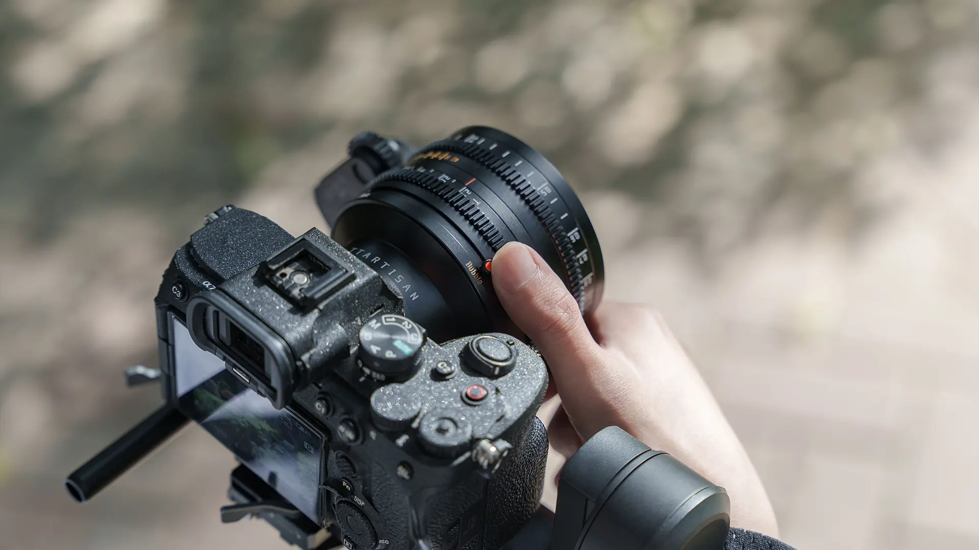 TTArtisan 50mm T2.1 và 85mm T2.1 Dual-Bokeh Cine đều sở hữu thân vỏ nhôm cấp hàng không, mang lại độ bền cao và cảm giác cầm chắc chắn trong quá trình quay thực tế