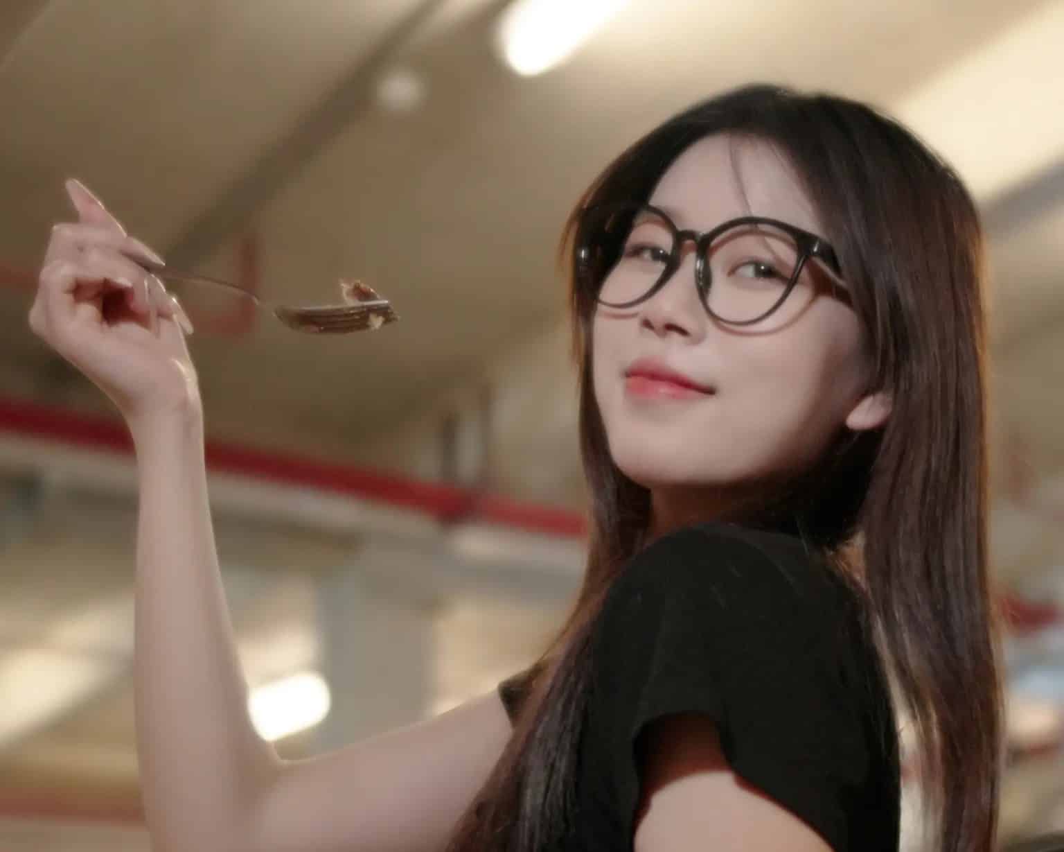 Ở chế độ Soft Bokeh, cả TTArtisan 50mm T2.1 và 85mm T2.1 Dual-Bokeh Cine đều tái hiện hậu cảnh với độ mờ mịn, mềm và chuyển vùng tự nhiên