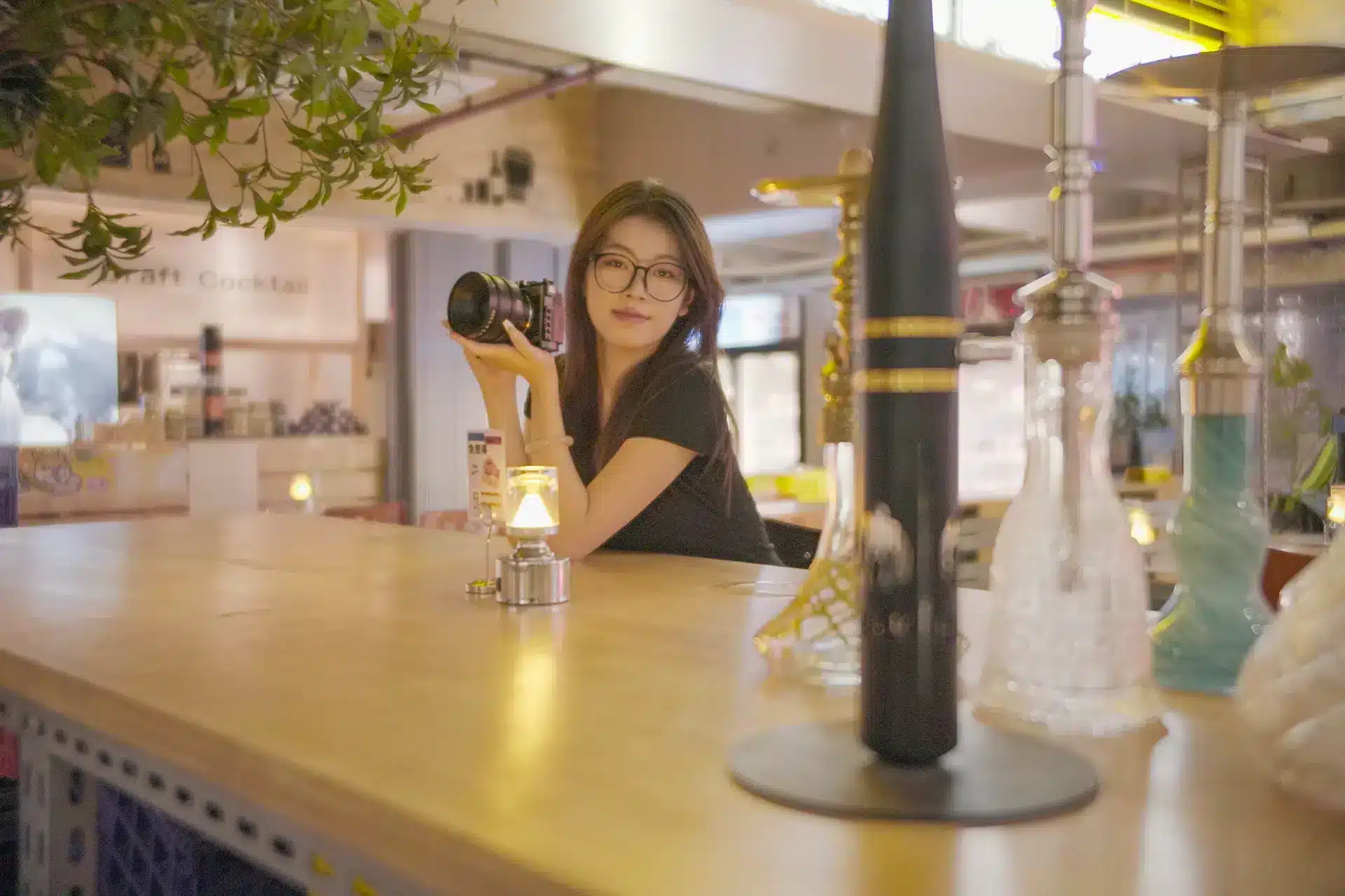 Nhờ lớp phủ quang học hiện đại, ống kính kiểm soát flare tốt, đặc biệt khi quay ngược sáng hoặc gặp nguồn sáng mạnh trong khung hình