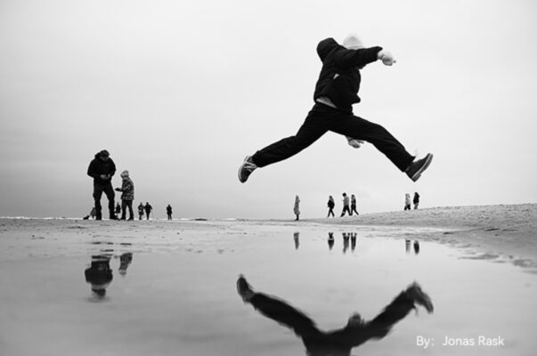 Ảnh mẫu chụp ở f/2.8 trong low light, cho thấy vignette rõ rệt nhưng vẫn giữ chi tiết tốt.