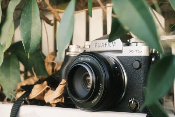 Street night ở f/2.8, ISO 6400, shutter 1/60s