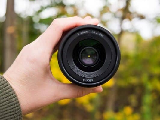 Bên cạnh tiêu cự, khẩu độ lớn giúp tạo hiệu ứng xóa phông mạnh và làm nổi bật chủ thể