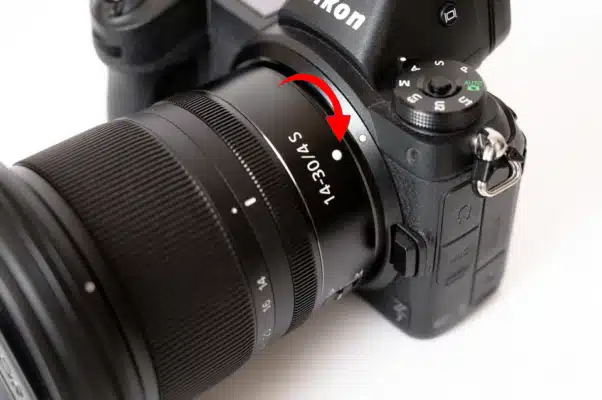 Hướng dẫn cách thay ống kính máy ảnh đúng cách cho người mới