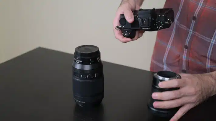 Hướng dẫn cách thay ống kính máy ảnh đúng cách cho người mới