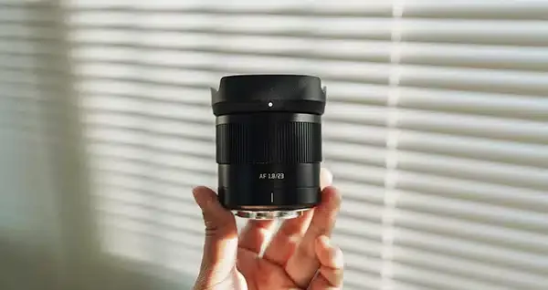 So sánh TTArtisan 23mm f/1.8 vs 23mm f/1.4