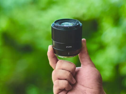 TTArtisan 56mm f/1.8 gây ấn tượng ngay nhờ thân ống hoàn toàn bằng kim loại aluminum cao cấp với bề mặt matte sang trọng
