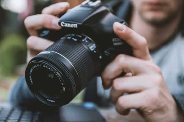 Gắn lens lên body và test autofocus để kiểm tra ống kính cũ trước khi mua