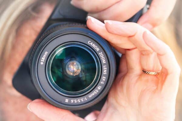 Kiểm tra vòng xoay manual focus khi kiểm tra ống kính cũ trước khi mua