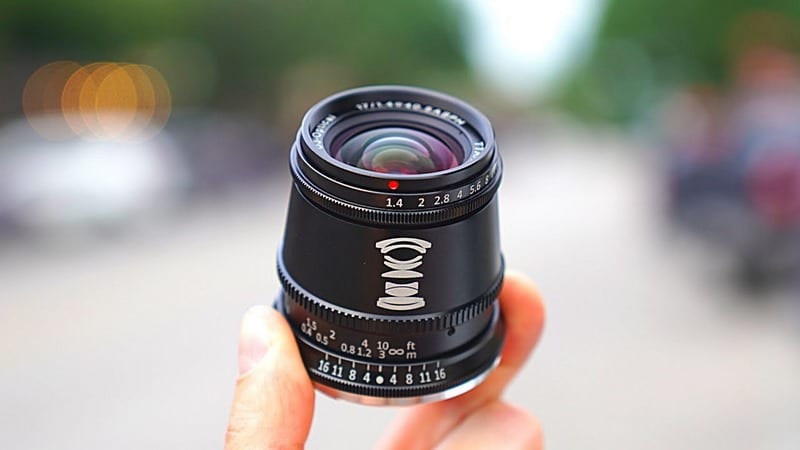 Thiết kế của dòng lens mang lại cảm giác chắc chắn, cao cấp