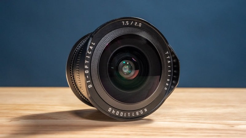 Thiết kế của ống kính gây ấn tượng mạnh mẽ từ lần đầu