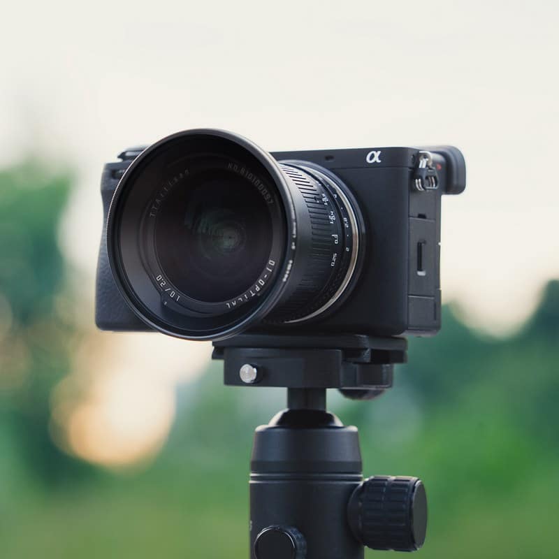 Trên dòng lens này không có chức năng lấy nét tự động