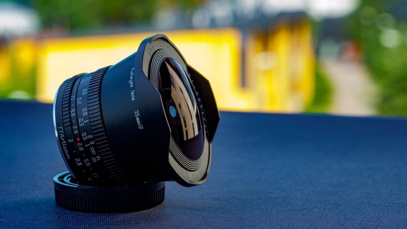 Thiết kế của ống kính được chuyên gia đánh giá cao