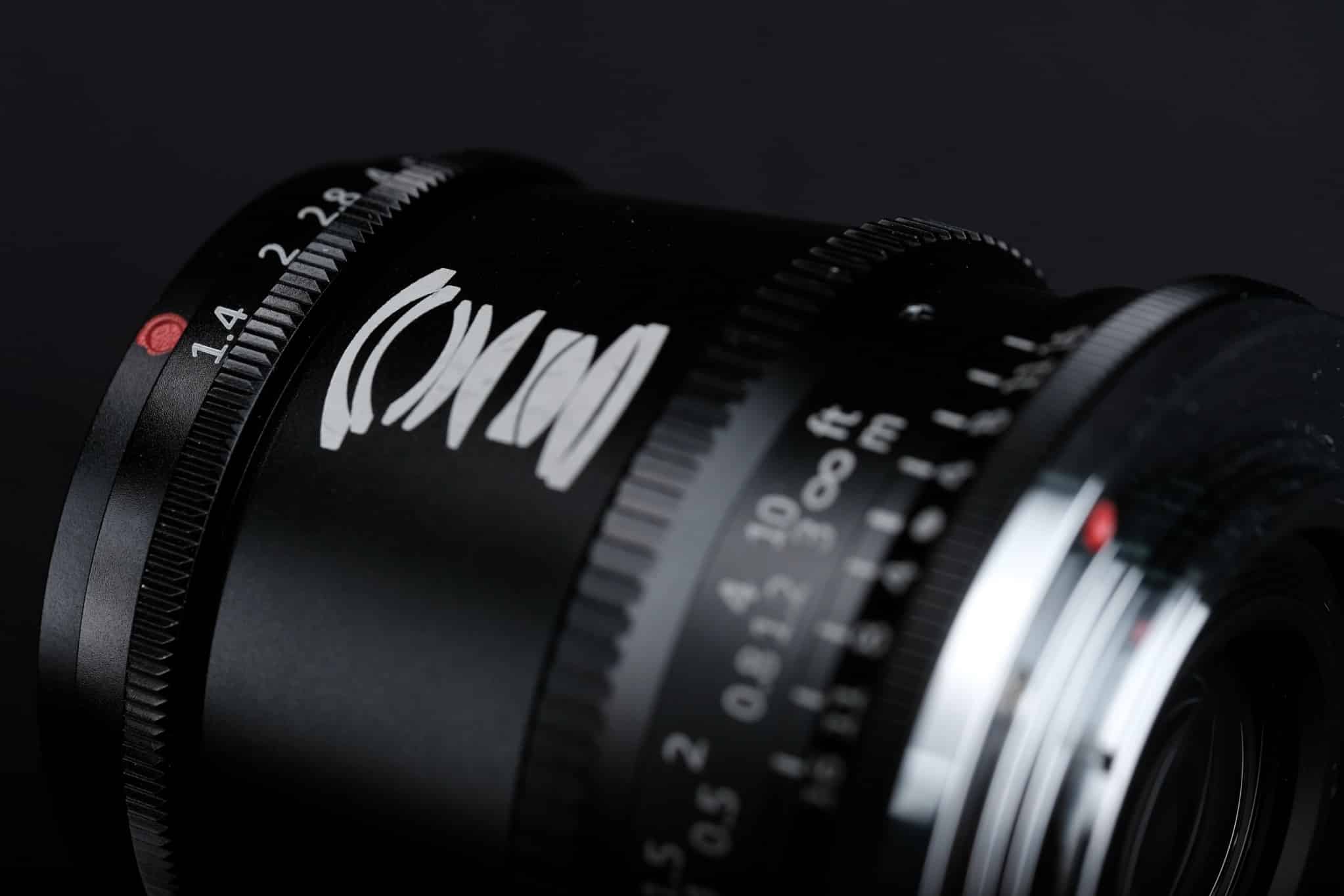 Hành trình lấy nét từ khoảng cách tối thiểu đến vô cực rơi vào khoảng 160°, đủ để kiểm soát tốt mà không gây bất tiện khi thao tác nhanh