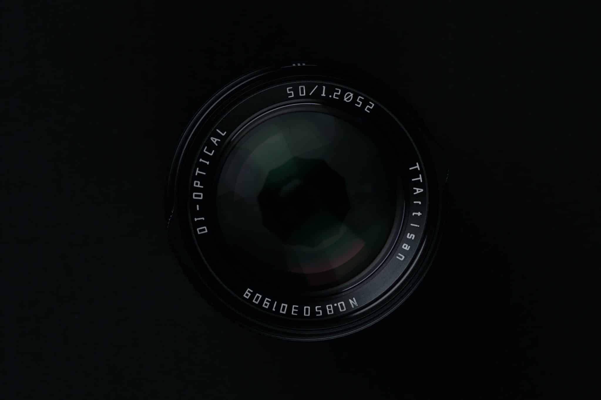TTArtisan 50mm f/1.2 có chất lượng hoàn thiện rất tốt, với thân vỏ kim loại chắc chắn và trọng lượng 336g – tương đối nặng so với các ống kính cùng tiêu cự