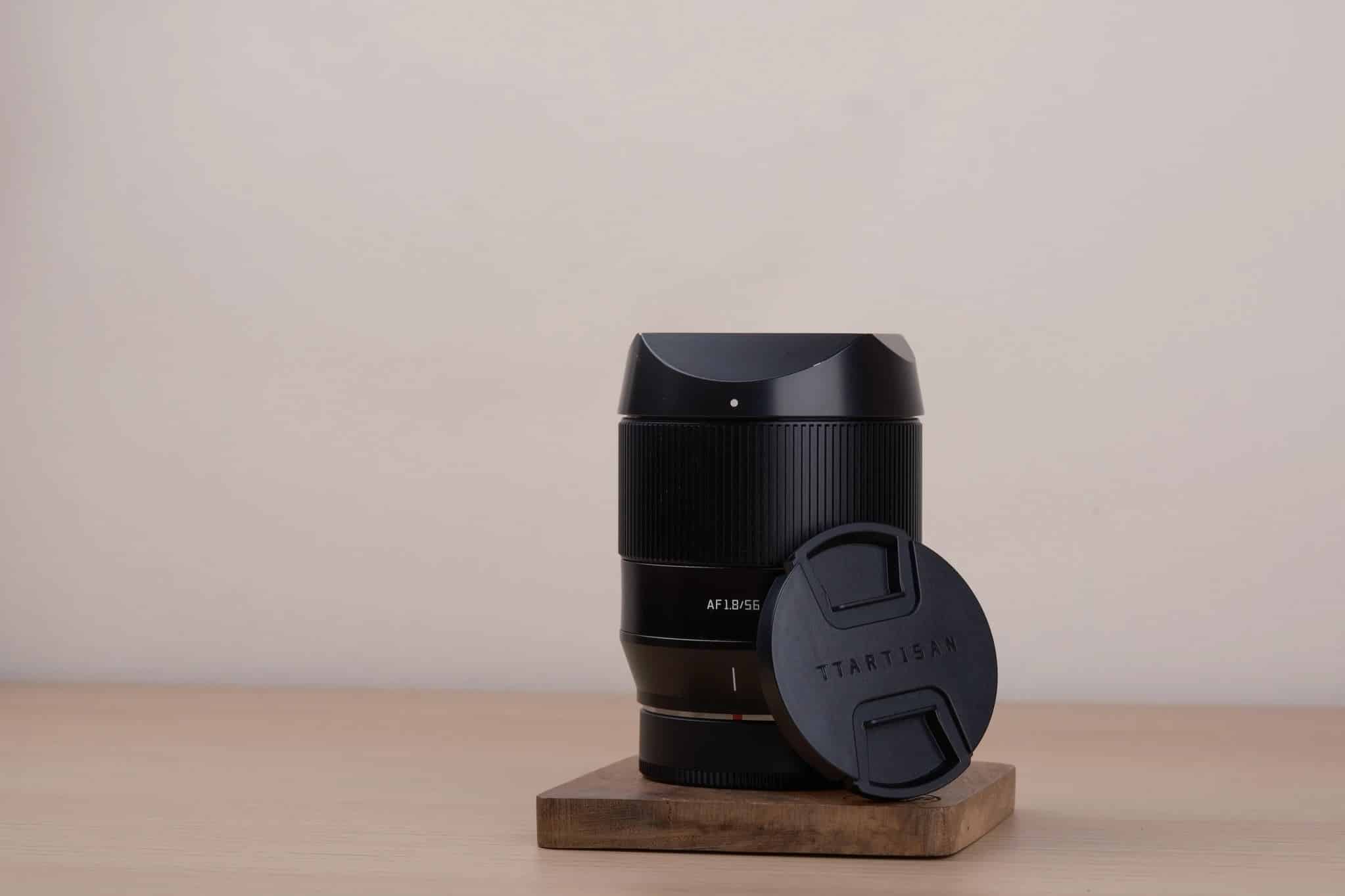 Đánh giá TTArtisan 56mm f/1.8 cho thấy ống kính này mang đến cảm giác quen thuộc khi đặt cạnh người anh em TTArtisan 35mm f/1.8