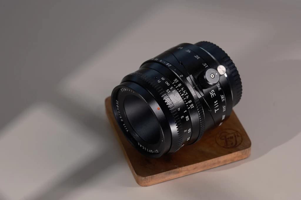 TTArtisan Tilt 35mm f/1.4 gây ấn tượng mạnh là thiết kế kim loại cổ điển và chất lượng hoàn thiện chắc chắn