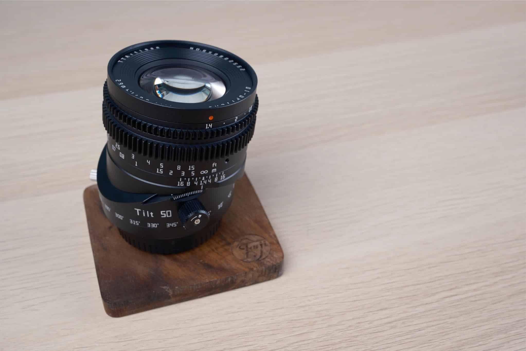 Thiết kế của lens này mang phong cách hoàn toàn mới, nổi bật nhất là hai núm vặn lớn gắn trên thân