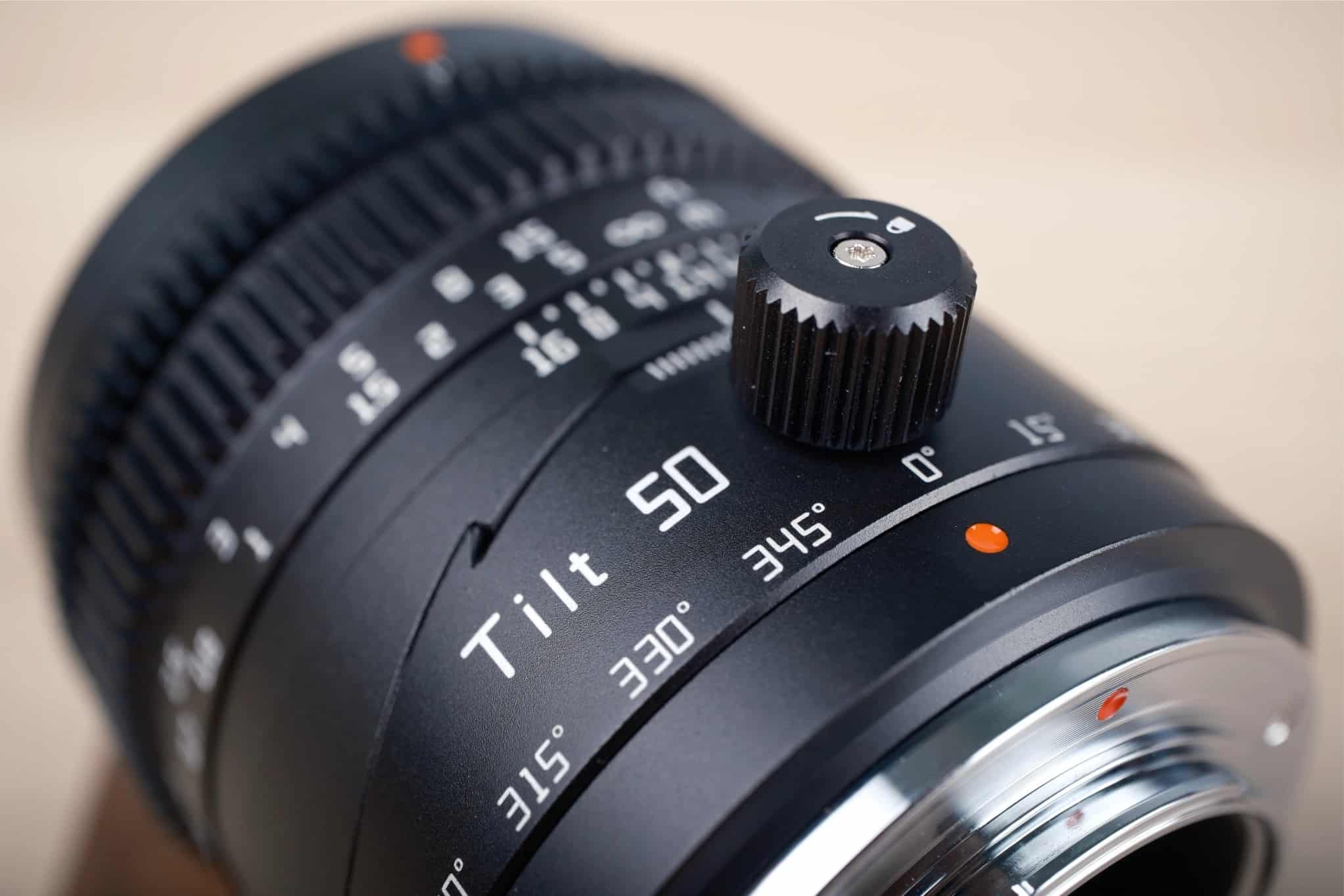 Núm đen dùng để điều chỉnh cơ chế tilt với góc ±8°