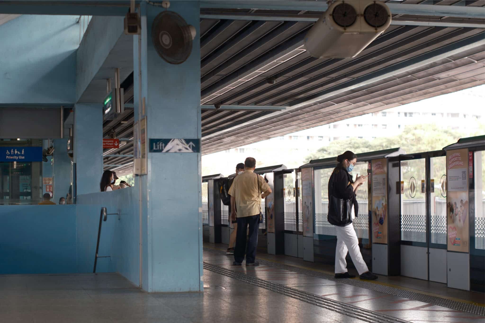 Khi mở khẩu tối đa, hình ảnh khá mềm, thiếu độ tương phản và dễ bị tối góc cũng như quang sai màu