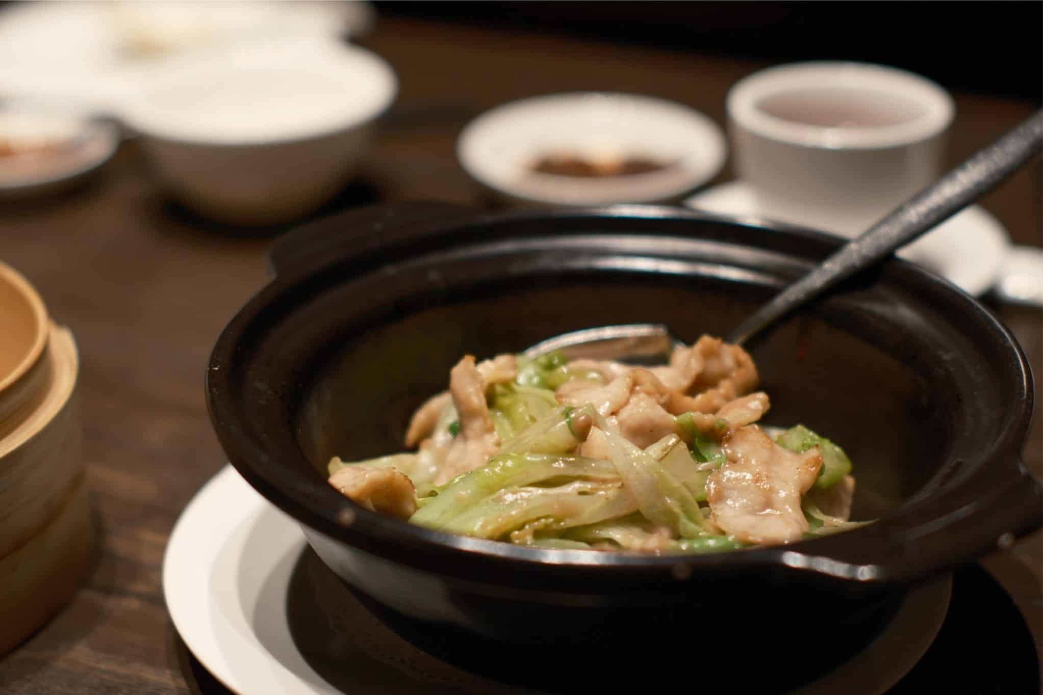 Ở khoảng cách 50cm đặc biệt khi chụp với khẩu độ mở lớn, ảnh thường khá mềm và thiếu độ tương phản