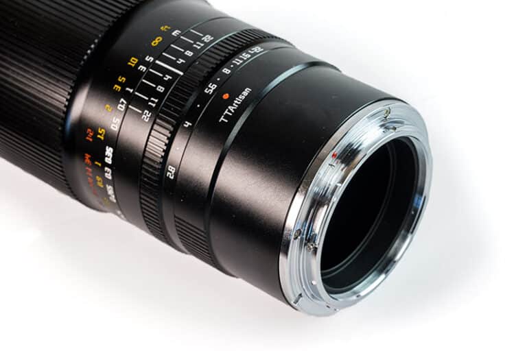 TTArtisan 100mm f/2.8 Macro 2X cho thấy ống kính được hoàn thiện hoàn toàn bằng kim loại, mang lại cảm giác chắc chắn và cao cấp khi cầm trên tay