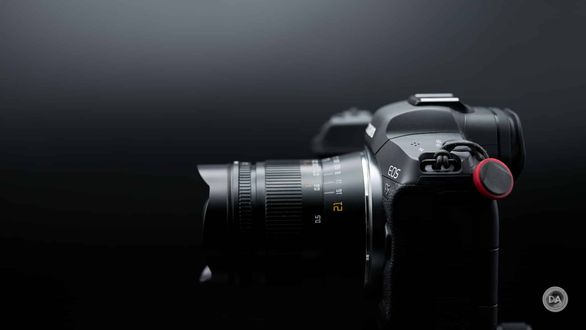 Đánh giá TTArtisan 21mm f/1.5 ASPH cho thấy đây là một ống kính có độ hoàn thiện rất tốt, với thân vỏ hoàn toàn bằng kim loại, tạo cảm giác chắc chắn và cao cấp