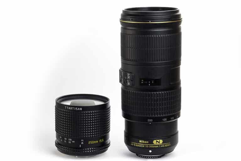 TTArtisan 250mm f/5.6 cực kỳ nhỏ và nhẹ – nó nhỏ hơn đáng kể so với một ống kính Nikon AF-S 70-200mm f/4 G dù có tiêu cự dài hơn