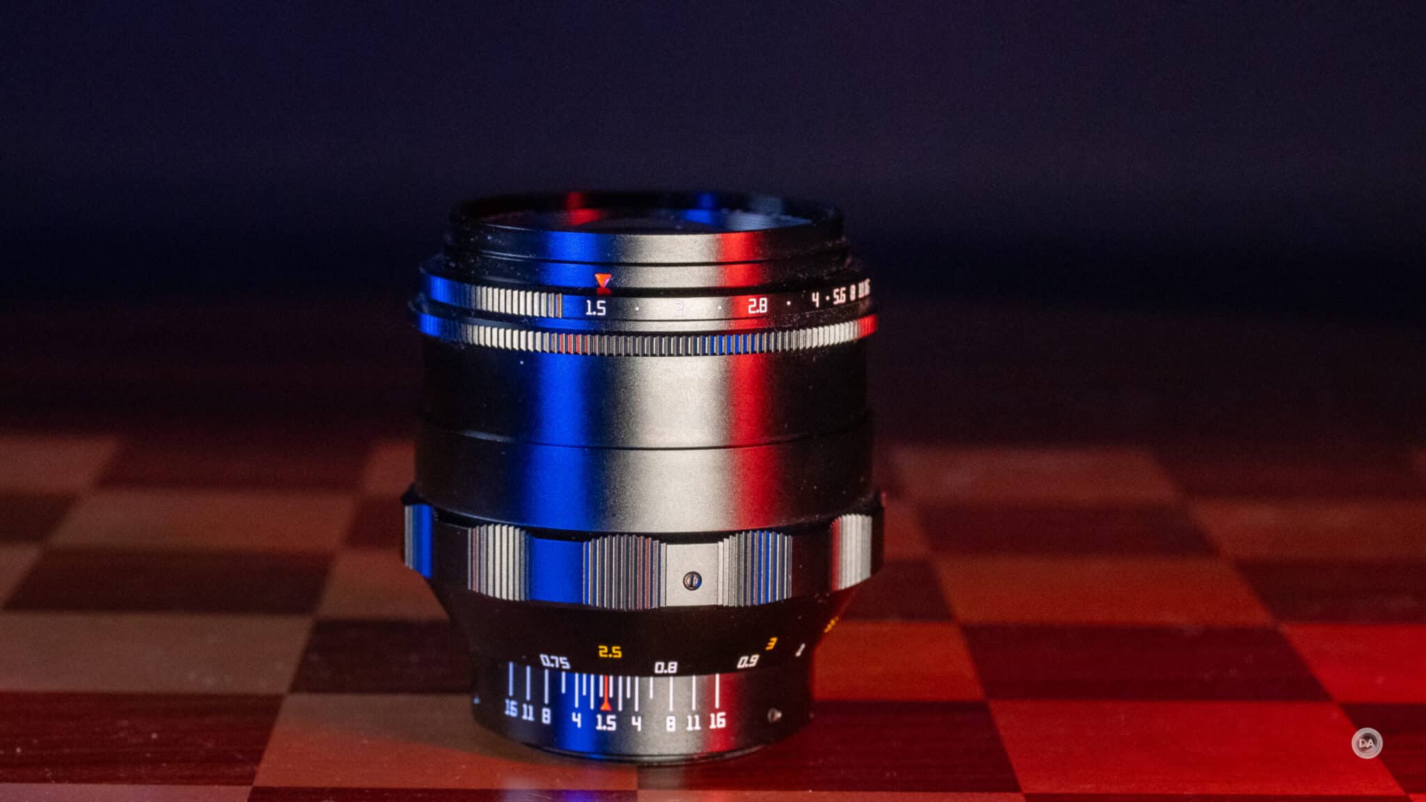 Đánh giá TTArtisan 75mm f/1.5 Swirly Bokeh cho thấy ống kính này sở hữu ngoại hình mang đậm phong cách cổ điển, với lớp vỏ kim loại chắc chắn và hoàn thiện tinh xảo