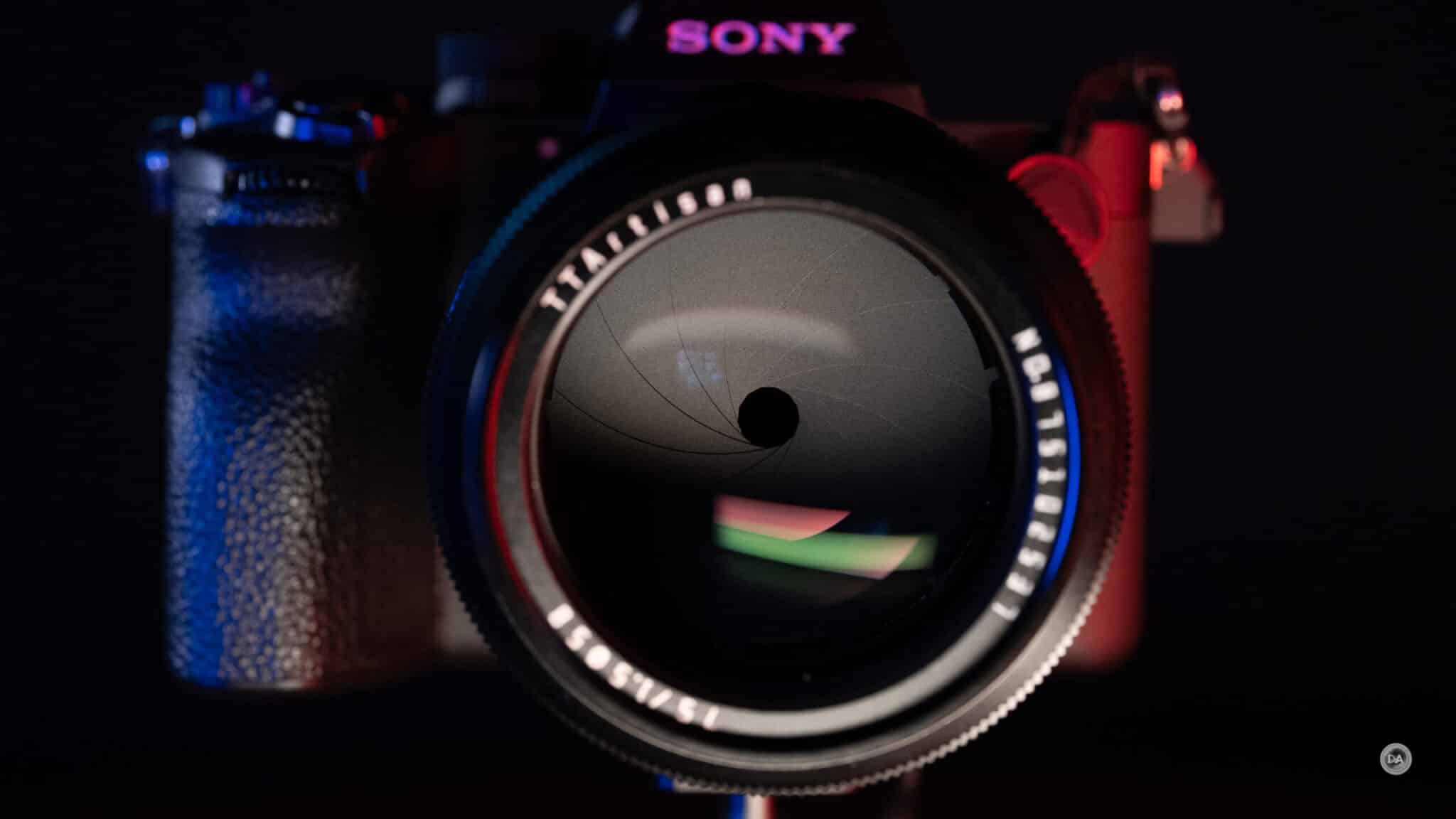 Khẩu độ gồm 13 lá khẩu tròn, giúp tạo ra các vùng mờ mịn và bokeh tròn đẹp mắt, đặc biệt phù hợp cho chân dung nghệ thuật