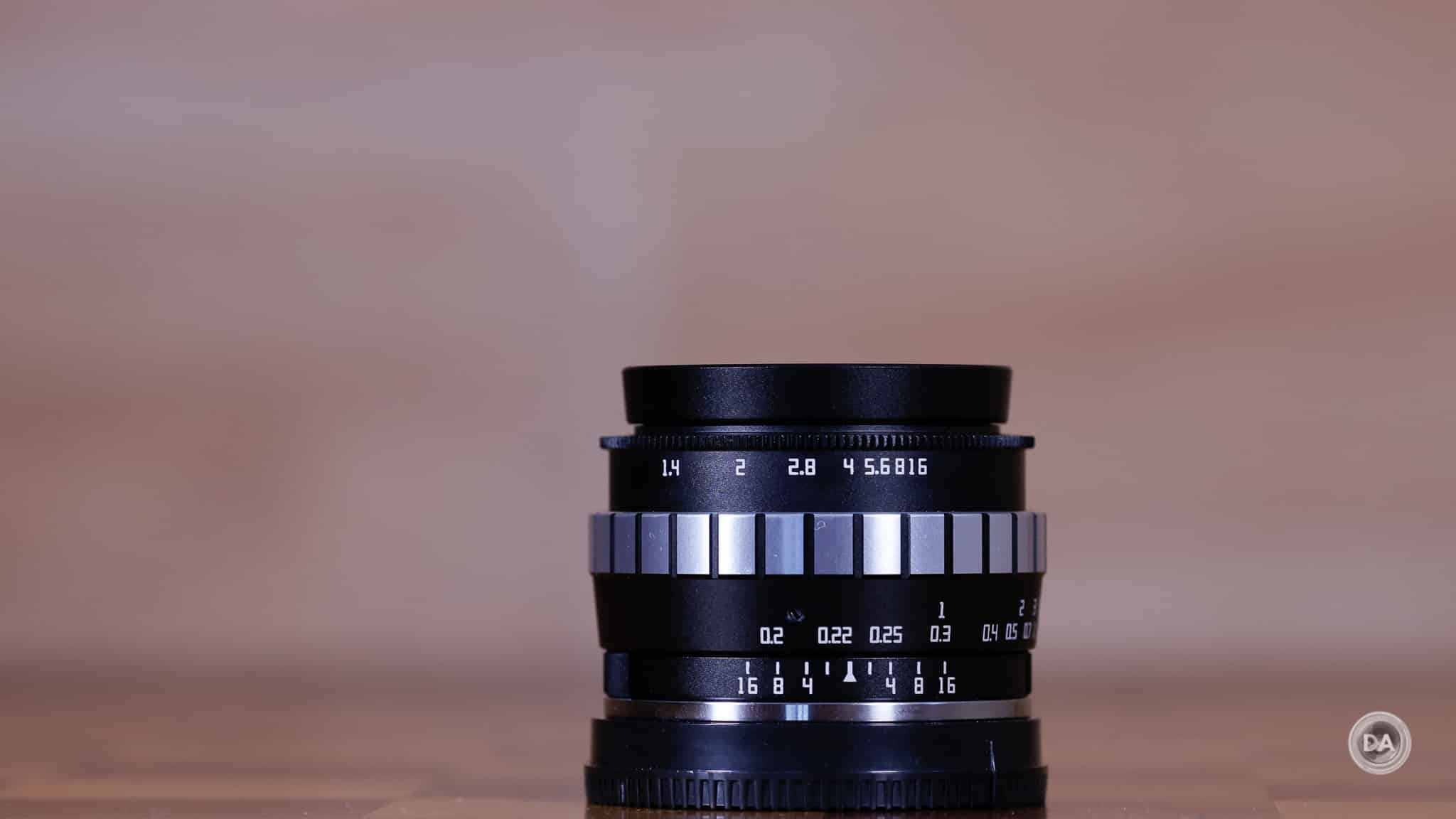 TTArtisan 23mm f/1.4 được hoàn thiện hoàn toàn bằng kim loại, mang lại cảm giác cầm chắc tay, bền bỉ và đậm chất cổ điển