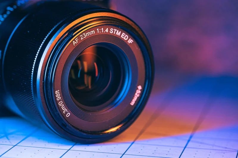 Viltrox AF 23mm f/1.4 là một ống kính đa năng và linh hoạt, phù hợp với nhiều tình huống khác nhau – từ chụp chân dung, đường phố, phóng sự cho đến quay video hoặc vlog