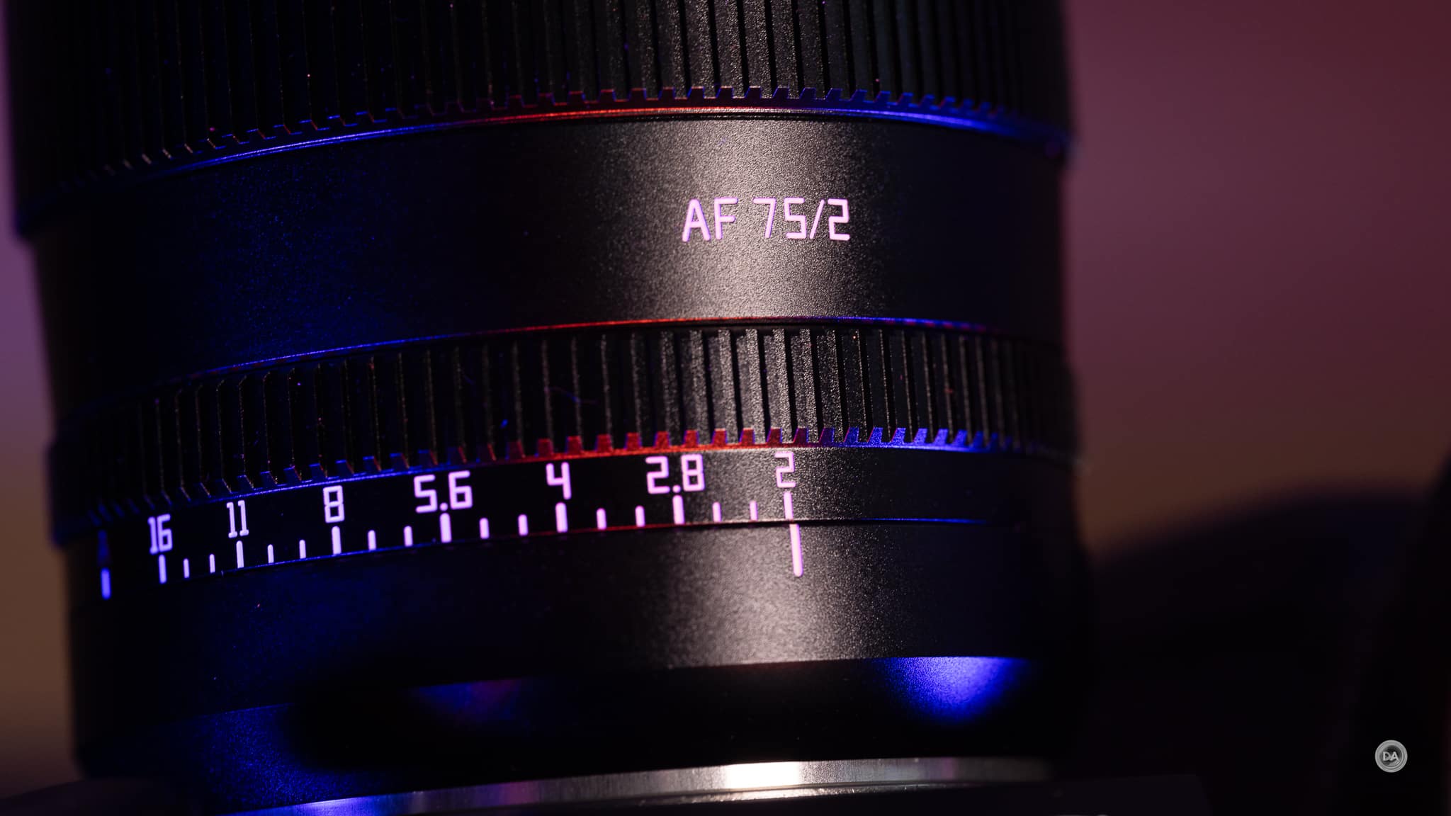 TTArtisan AF 75mm f/2 có thiết kế nhỏ gọn và nhẹ, với kích thước khoảng 65mm x 73–76mm và trọng lượng chỉ từ 328–340g