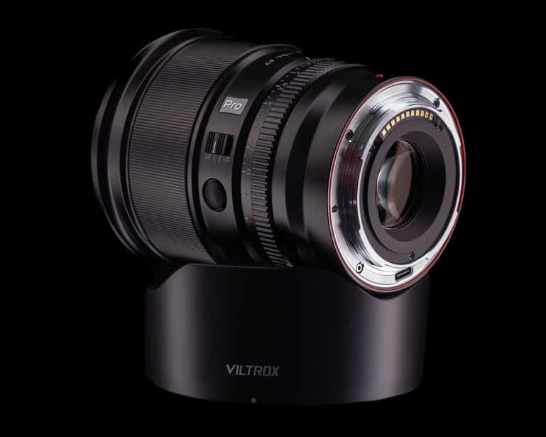 Viltrox AF 75mm f/1.2 sở hữu kích thước lớn hơn đáng kể – 87mm x 101mm và trọng lượng lên tới 670g