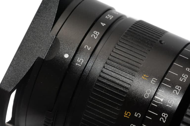 TTArtisan 21mm f/1.5 có thiết kế cổ điển với thân kim loại chắc chắn, gợi nhớ đến các ống kính Leica với điểm đỏ đặc trưng