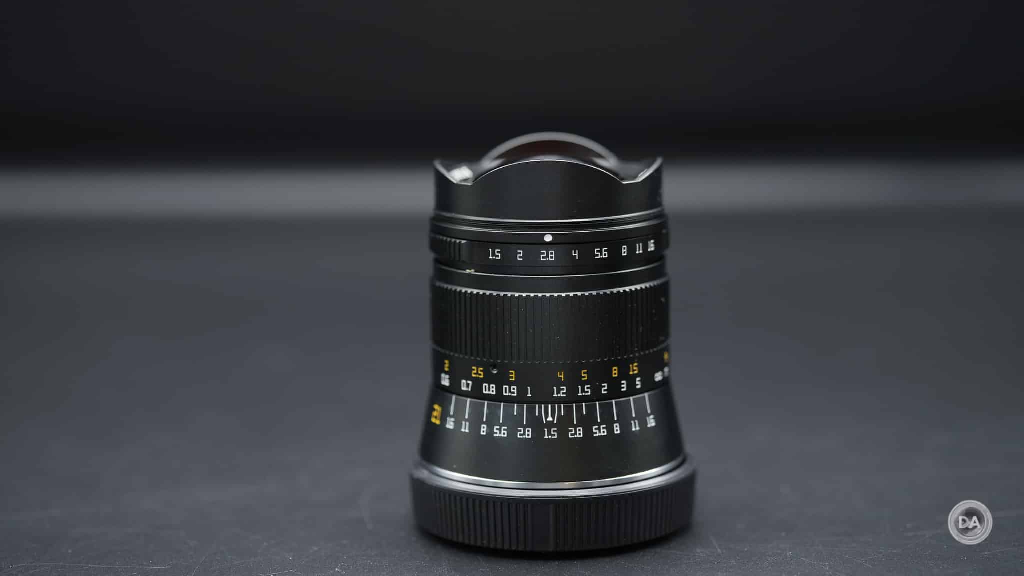 TTArtisan 21mm f/1.5 sở hữu thân kim loại chắc chắn, mang phong cách cổ điển và cảm giác cao cấp