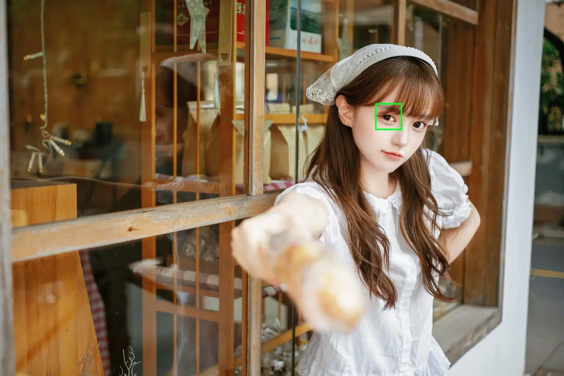 Ống kính được trang bị động cơ bước STM (Stepping Motor), mang đến khả năng lấy nét tự động mượt mà